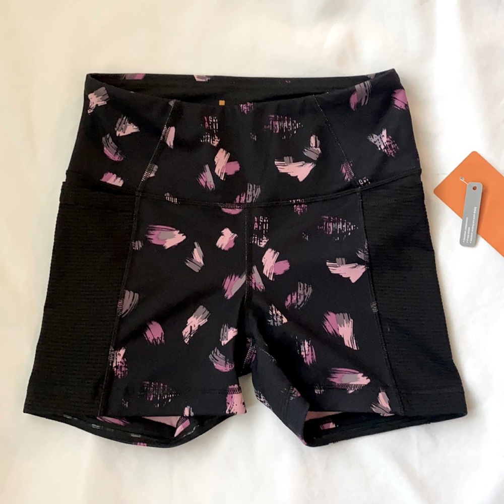 Lucy yoga flow shorts with stash pockets sz S
